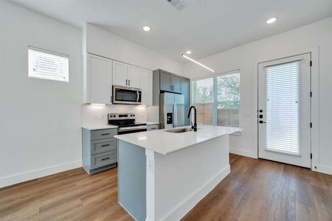 Building Photo - 1601 Mustang Dr