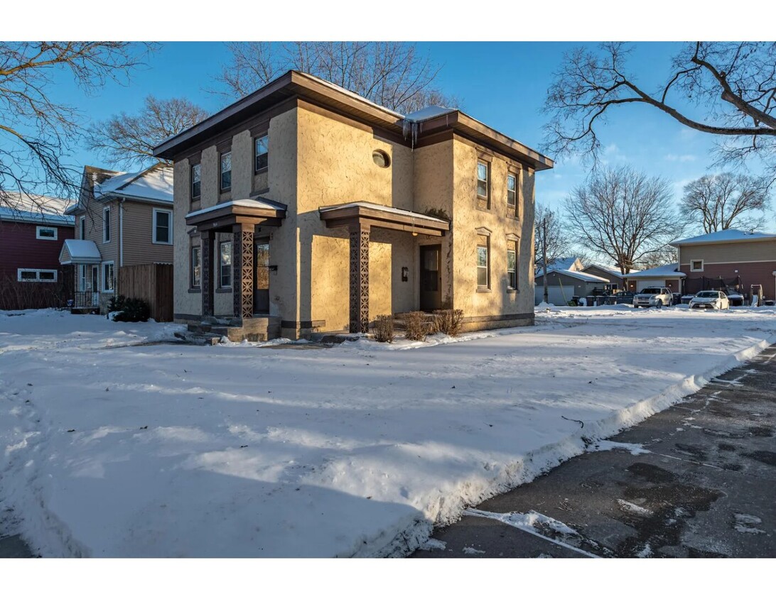 Building Photo - 902 Johnson St