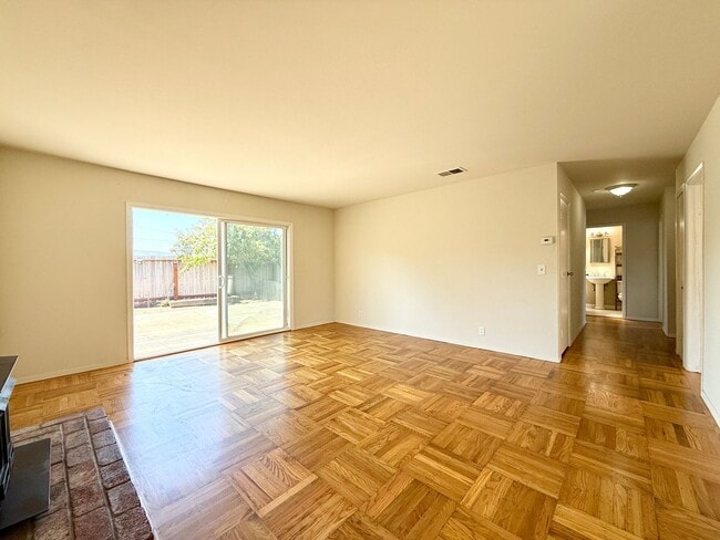 Foto del edificio - Spacious Ranch-Style Home with Bonus Room ...