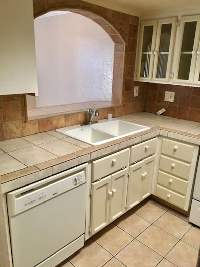 Foto del edificio - Nice 2 bed, 2 bath Condo with 1-Car Garage...