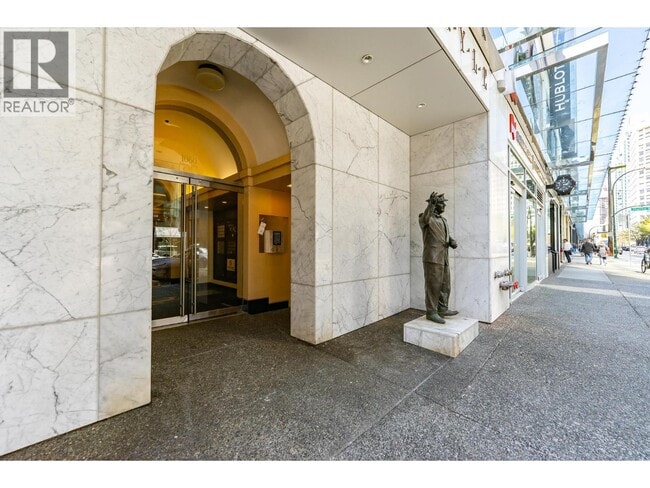 Building Photo - 1060 Alberni St