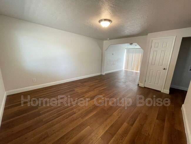 Building Photo - 102 N Homedale Ave