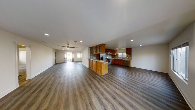 Foto del edificio - Remodeled! LARGE Living Room!