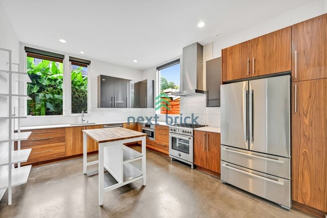 Building Photo - A beautiful 3 bed and 2 bathroom house for...