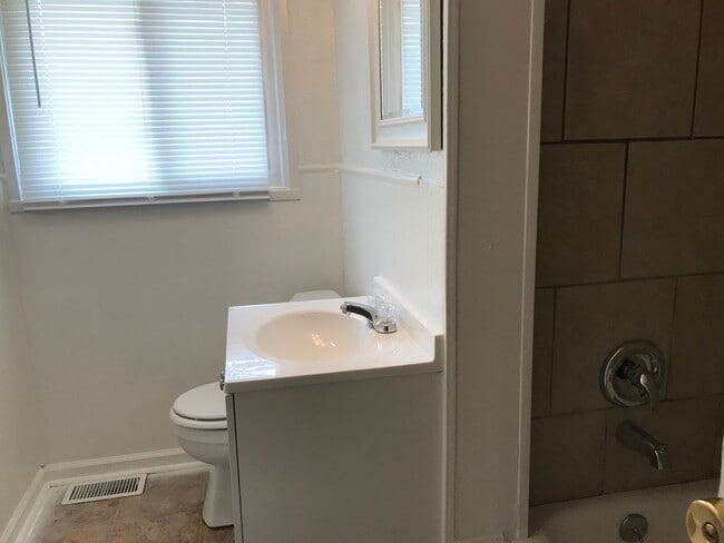 Building Photo - Eagledale - 3 bedroom  home