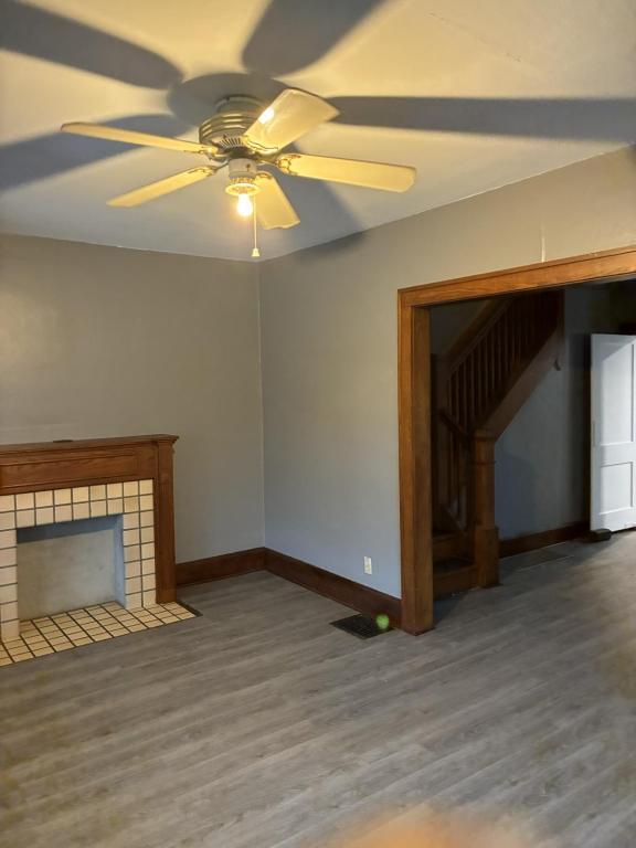 Building Photo - 552 S Diamond St