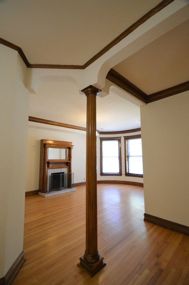 Building Photo - 849 W Sheridan Rd