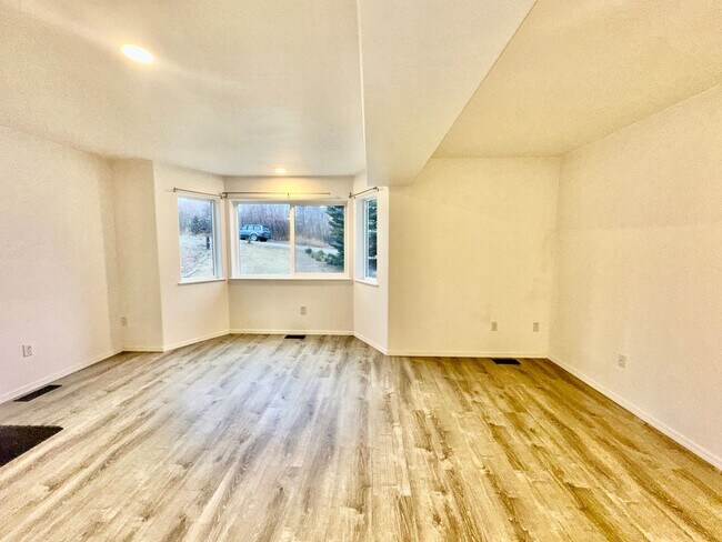 Building Photo - Cute cozy & bright 2 bedroom 1 bathroom home!