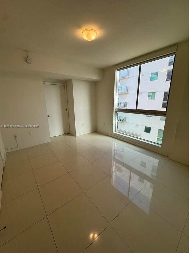 Foto del edificio - 7875 NW 107th Ave