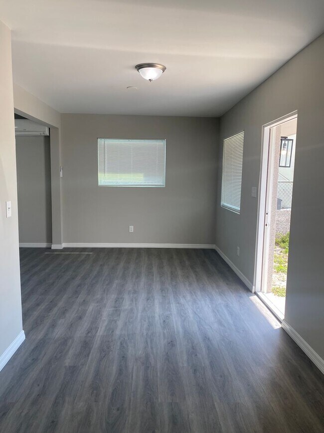 Building Photo - Arlington 5557