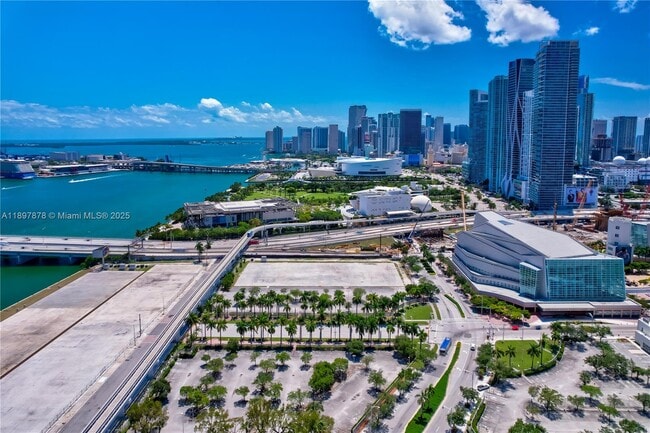 Foto del edificio - 555 NE 15th St