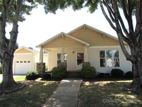 Building Photo - 1711 Chantilly Ln