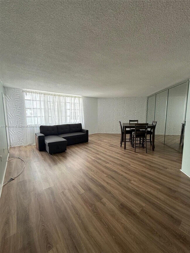 Foto del edificio - 2750 NE 183rd St