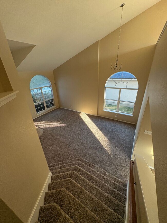 Foto del edificio - AVAILABLE NOW