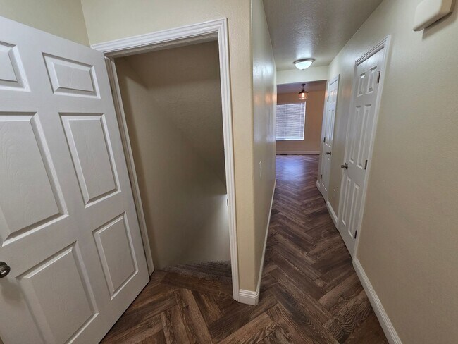 Foto del edificio - All new paint - super clean and move in ready.