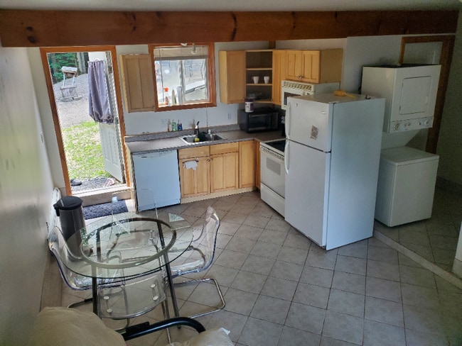 Building Photo - 302 Camelot Shore Dr