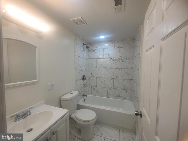 Foto del edificio - 45 E School House Ln