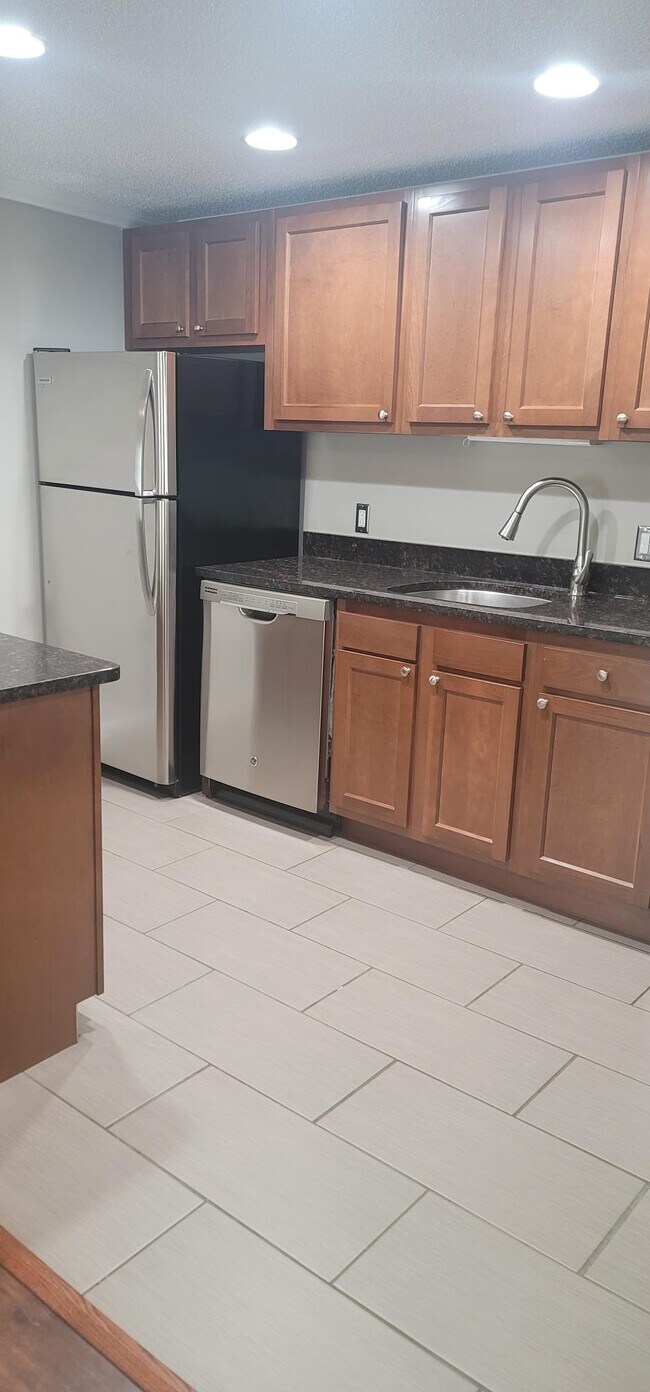 Foto del edificio - 121 Waterbury Ct