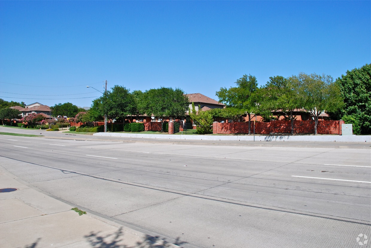 Frankford Townhomes Apartments in Dallas, TX