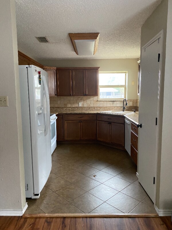 Foto del edificio - 1925 Willow Vale Dr