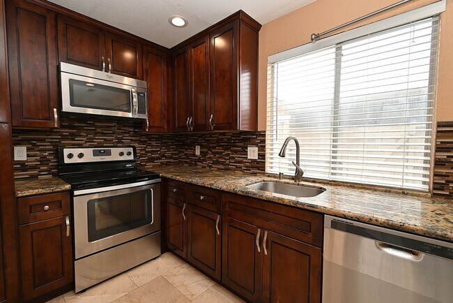 Building Photo - $2,990/ 3br - 1.5 bath - 1166sq ft2 - $2,9...