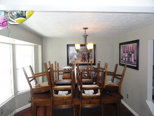 Building Photo - 594 Thorncliffe Dr