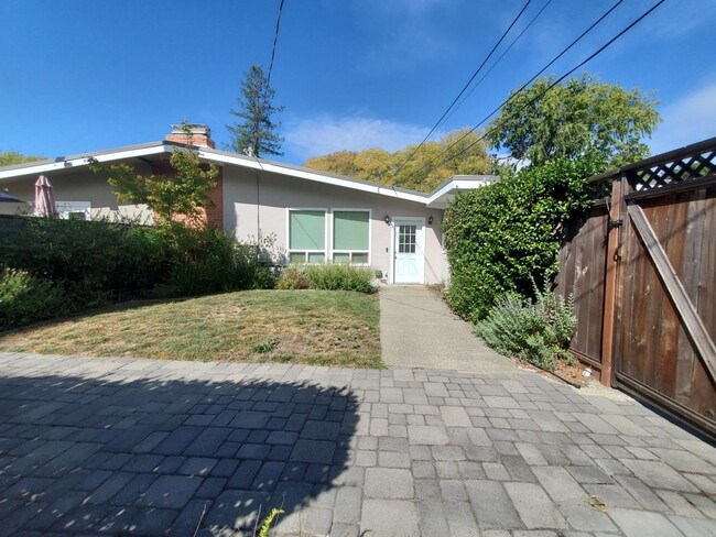 Building Photo - Kentfield 3x2 Flat + detached office, fron...