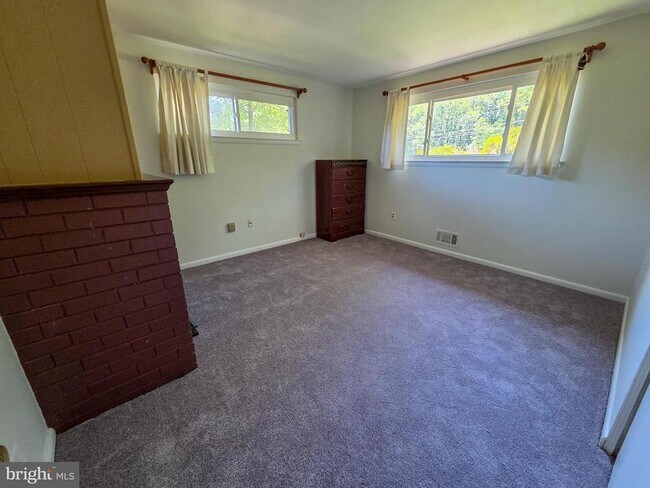 Building Photo - 305 Hillsboro Dr