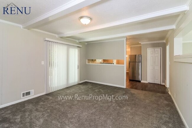 Building Photo - Available Now! 3 beds & 2 Baths