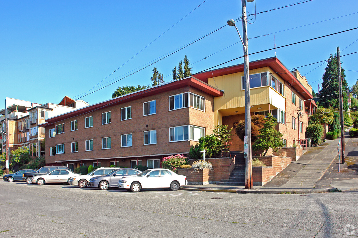 Primary Photo - Queen Vue Court
