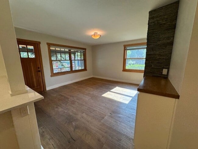 Building Photo - Downtown Craftsman, 3 Bedroom, Air Conditi...