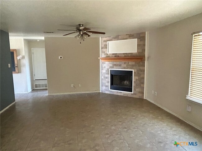 Building Photo - 604 Redbud Dr