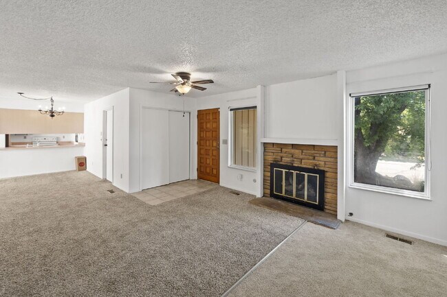 Foto del edificio - Close to Fort Carson and Cheyenne Mountain, 3 bedroom townhome with 2 car garage.