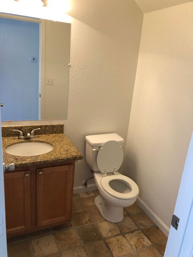 Building Photo - 4004 Elmo Loop #C, Modesto, CA 95356