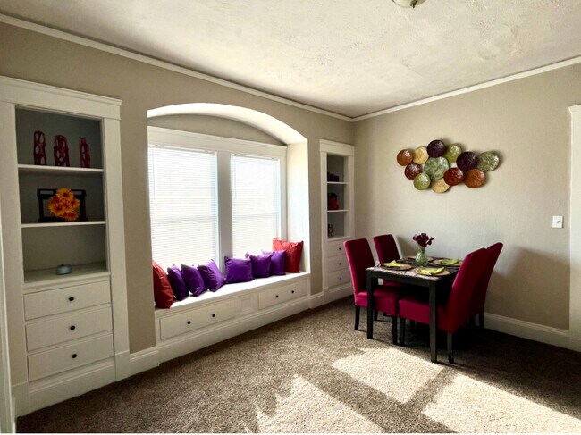 Sala familiar con estantes empotrados y espacio de almacenamiento - 603 E 109th St