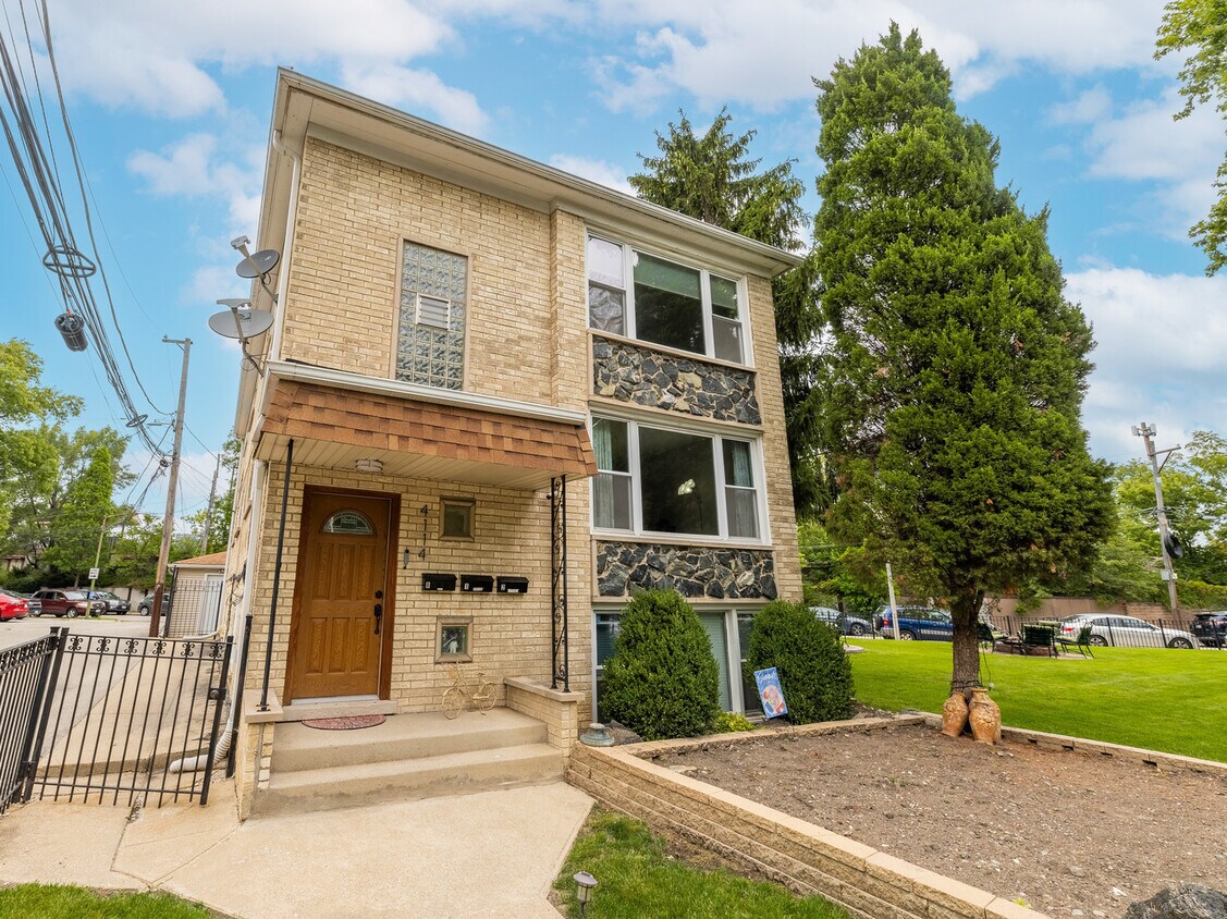 Primary Photo - 4114 W Byron St