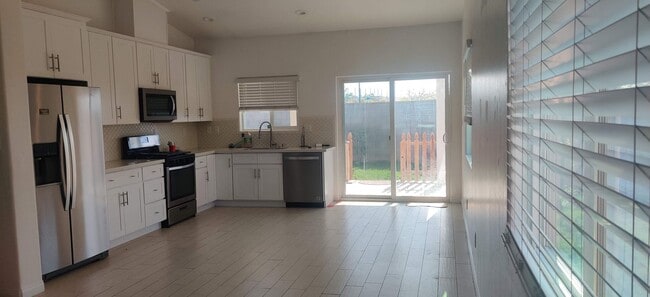 Building Photo - 4 Bed 2 Bath Home in NE Bakersfield!