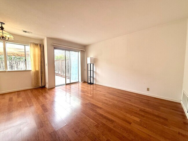 Foto del edificio - Beautiful Home With Large Yard & 2 Car Garage