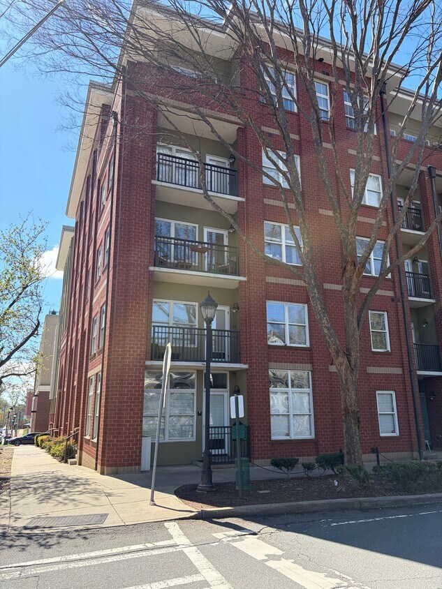 Building Photo - 1320 Fillmore Ave