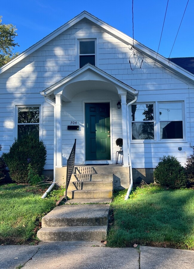 Building Photo - 704 Hale Ave