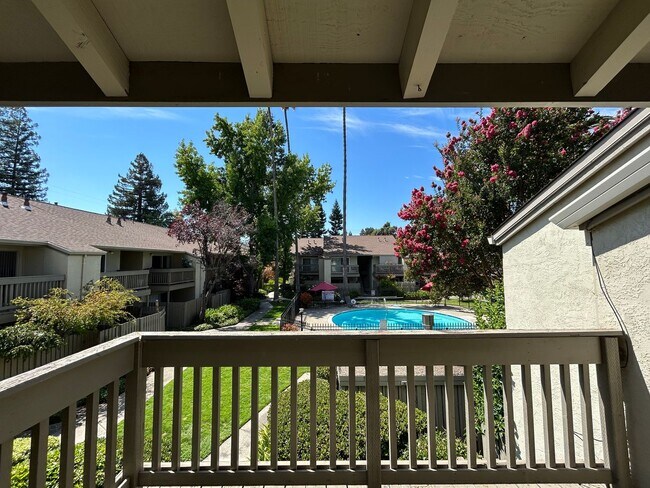 Foto del edificio - Bright & Updated 1BR Condo in Prime Walnut Creek Location – Vaulted Ceilings & Pool Access!