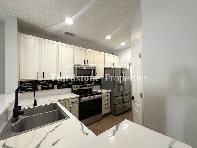Foto del edificio - 6131 Bartram Village Dr