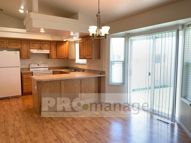 Foto del edificio - 2 Bed / 2 Bath Townhome w/ 2 Car Garage - ...