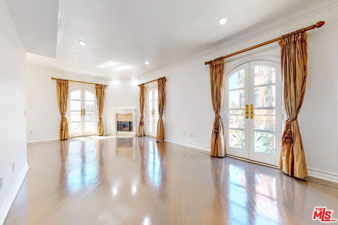 Primary Photo - 353 S Reeves Dr