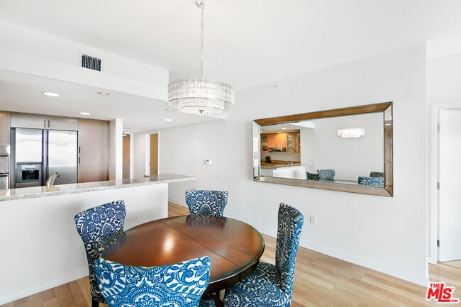 Building Photo - 13700 Marina Pointe Dr