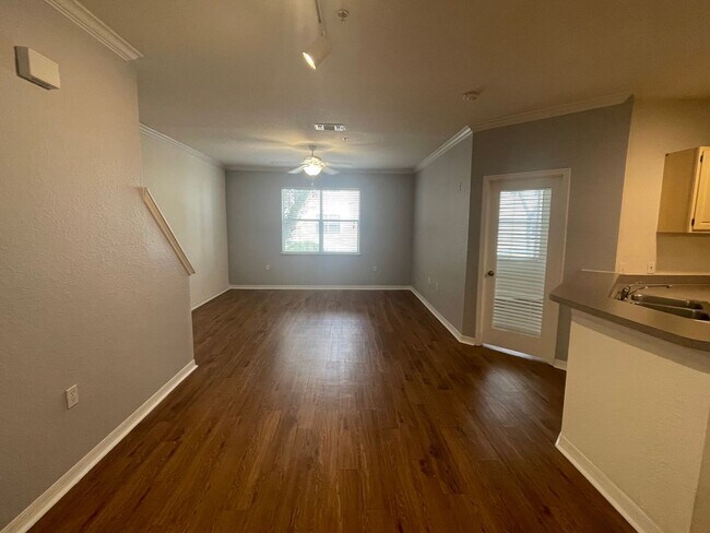 Building Photo - 2BR/2BA Visconti Townhome with Hard Wood F...