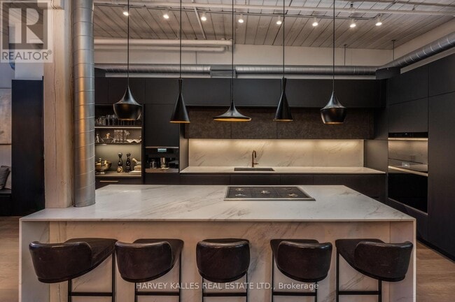 Building Photo - 993 Queen St W