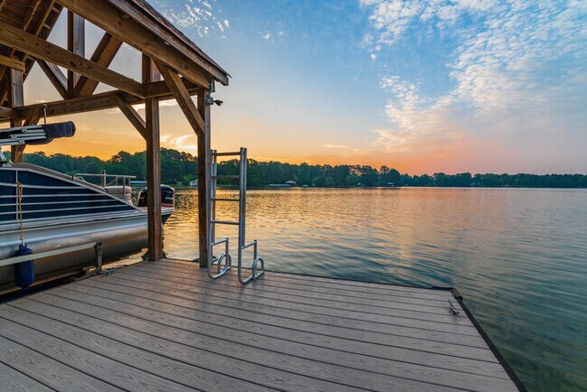 Building Photo - Lakeside Story