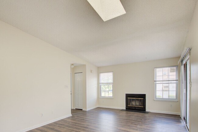 Foto del edificio - 2 Bedroom, 2 Bath Updated Condo, Newpointe...