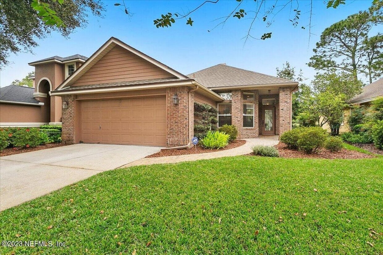 Primary Photo - Beautiful home with golf course views in l...